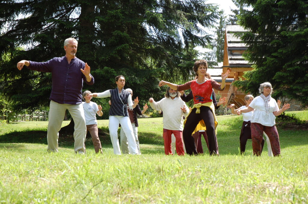 groupe de pratiquants postures debout