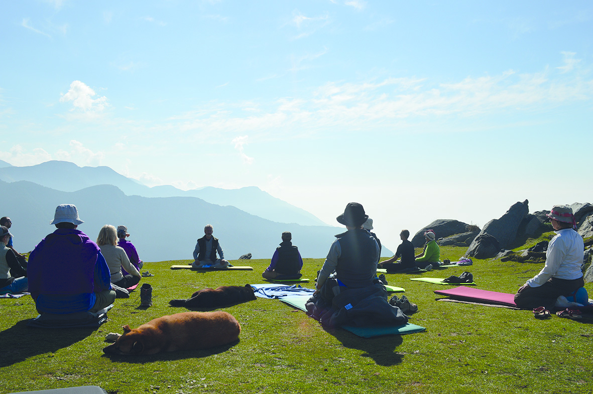 méditation au bord des montagnes