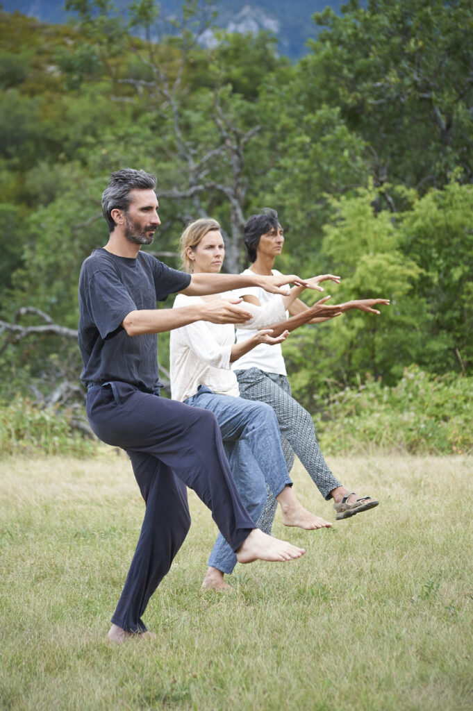 3 pratiquants de Qi Gong taoiste